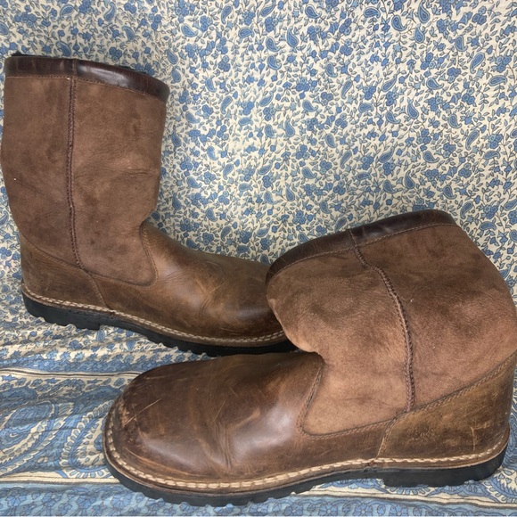 UGG Other - UGG 539 beacon leather/ shearling boots